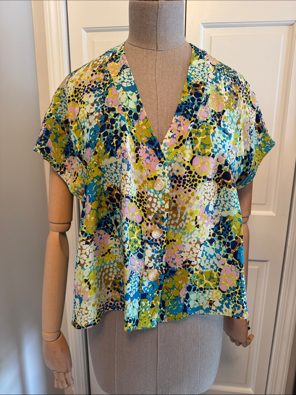 Women’s Short Sleeve V-Neck Button Front Blouse in Multi Floral Print